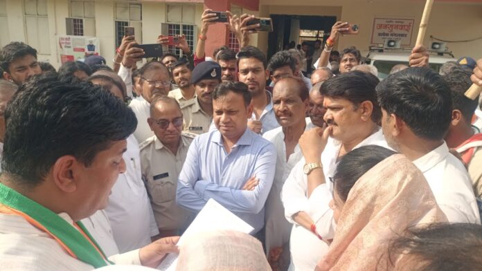 त्री के नाम ज्ञापन सौंपा।