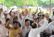 मध्य प्रदेश सहकारिता समिति कर्मचारियों की हड़ताल दूसरा दिन अपनी मांगों को लेकर कलम बंद आंदोलन कर रहे