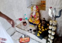 रेलवे सलाहकार समिति के सदस्य ने किया निरीक्षण, कहा — पुजारी के आशीर्वाद से मंदिर का पुनर्निर्माण होगा