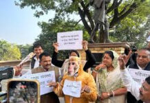 MP विधानसभा सत्र में हंगामा: ‘विधायक बने बंदर’ का अनोखा प्रदर्शन, कटनी आगजनी पर भाजपा ने पुलिस को घेरा; कांग्रेस का वॉकआउट