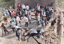 रायसेन में पुल ढहा, दो बाइक्स गिरीं; एक युवक की मौत, तीन घायल