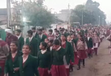 हरदा: एकलव्य स्कूल के 300 छात्र दीवार फांदकर हाईवे पर निकले, कलेक्टर सड़क पर बैठे; मेंढक वाला पानी और खराब खाने ने खोला मोर्चा