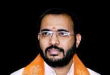 सूखी सेवनिया स्टेशन पर मौत का बुलावा! पटरियों के बीच खड़े होने को मजबूर हुए यात्री; रेलवे की बड़ी लापरवाही का वीडियो वायरल