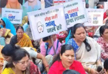 ‘रसोई संसद’: भोपाल में महिला कांग्रेस का अनूठा प्रदर्शन, थाली बजाकर और रोटियां बेलकर जताया विरोध