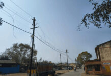 सीहोर: कृषि उपज मंडी में बिजली कंपनी की बड़ी लापरवाही, मौत को दावत दे रहे झूलते तार