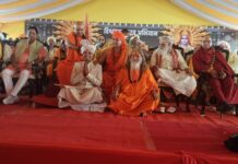 अनोखी शादी बनी चर्चा का विषय: दहेज में मांगा हनुमान चालीसा पाठ और गौसेवा का संकल्प, हेलीकॉप्टर से हुई पुष्प वर्षा