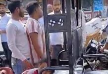 Bhopal High Drama: पुलिस कंट्रोल रूम के सामने हंगामा; ई-रिक्शा चालक ने तान दिया पेचकस, पत्नी ने खाया जहर!
