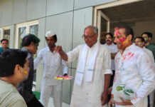 भोपाल: दिग्विजय सिंह के निवास पर ‘होली मिलन’ की धूम, फाग गीतों और गुलाल के बीच समर्थकों संग मनाया जश्न