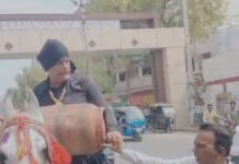 बठिंडा: गैस की किल्लत पर ‘गब्बर’ का अवतार, पूर्व पार्षद ने डाकू बनकर छीना सिलेंडर; अनोखा प्रदर्शन बना चर्चा का विषय