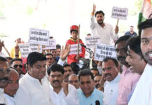 सीहोर: ऋण वसूली और एमएसपी को लेकर सड़कों पर उतरे किसान; कांग्रेस का कलेक्ट्रेट तक पैदल मार्च, रखी ‘4000 रुपये गेहूं’ की मांग