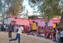 रायसेन: 25 फीट ऊंचाई पर बकरे की परिक्रमा और ‘वीर’ बनने के लिए कोड़ों की मार, 100 साल पुरानी है ये अनूठी परंपरा