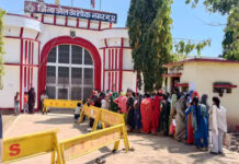 अशोकनगर: सलाखों के पीछे छलके खुशी के आंसू, जिला जेल में कैदी भाइयों की कलाई पर बहनों ने सजाया स्नेह का तिलक