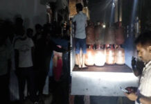 हापुड़ में बड़ी कार्रवाई: घर में छिपाकर रखे थे 32 गैस सिलिंडर, प्रशासन ने मारा छापा, कालाबाजारी का भंडाफोड़