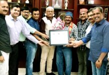 DAVV का गौरव: प्रसिद्ध फोटोग्राफर महेंद्र राठौर को मिला ‘अंतरराष्ट्रीय पुरस्कार’, दक्षिण कोरिया ने कला के लिए किया सम्मानित