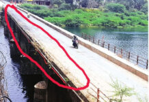 नेवज नदी का पुराना पुल बना खतरा, टूटी रेलिंग से हादसे की आशंका