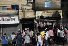 इंदौर के पाटनीपुरा में भीषण आग: पूजा सामग्री की दुकान जलकर खाक, लाखों का नुकसान; फायर ब्रिगेड ने कड़ी मशक्कत के बाद पाया काबू