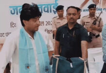 सिंधिया का ‘रौद्र रूप’: अशोकनगर में कलेक्टर को सरेआम फटकार; बोले- “ये कागज नहीं, लोगों की उम्मीदें हैं, इन्हें सोने की तरह संभालो”