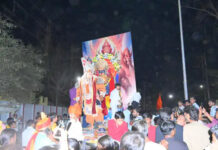 रायसेन: हनुमान जन्मोत्सव पर उमड़ा आस्था का जनसैलाब; क्रेन की मदद से हवा में उड़े ‘बजरंगबली’, गंज बाजार में हुई भव्य महाआरती