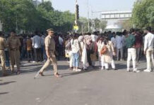 नोएडा में वेतन वृद्धि को लेकर संग्राम: फेज-2 में फिर हुई पत्थरबाजी, पुलिस का लाठीचार्ज; 300 से ज्यादा उपद्रवी गिरफ्तार