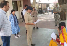 सूदखोरों के आतंक से सीहोर में हड़कंप: प्रताड़ना से तंग आकर पति ने पिया जहर, पत्नी ने SP दफ्तर के बाहर दिया धरना