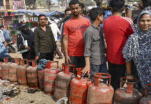 दिल्ली में गैस संकट: निर्देशों के बाद भी 5 किलो वाले छोटे सिलिंडर नदारद, आम जनता और छोटे कारोबारी बेहाल