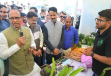 रायसेन: उन्नत कृषि महोत्सव में बिखरे लोक संस्कृति के रंग; शिवराज सिंह चौहान ने दिव्यांगों को बांटी ट्राई-साइकिलें