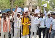 बांदा: स्मार्ट मीटर ने रोका दुल्हन का रास्ता! बारात लेकर DM ऑफिस पहुंचा दूल्हा, बोला- ‘बिजली दो, वरना दुल्हन कैसे लाऊं?’