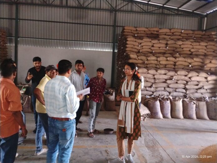 उपार्जन कार्य के सुचारू संचालन के लिए अधिकारी कर रहे भ्रमण (1)