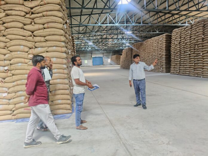 कलेक्टर के निर्देश मिलते ही गोदामों का निरीक्षण करने पहुंचे अधिकारियों के दल (2)