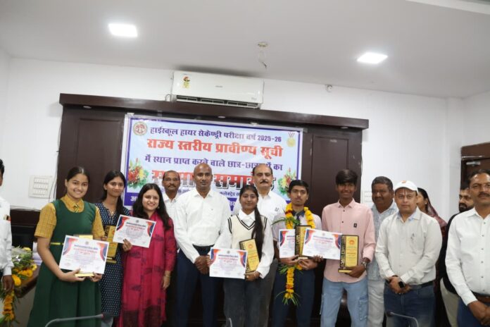 कलेक्टर श्री बालागुरू के. ने मेरिट में स्थान बनाने वाले बच्चों को किया सम्मानित (4)