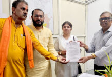 अखिल भारतीय ग्राहक पंचायत (भोपाल ईकाई) ने कलेक्टर के माध्यम से प्रधानमंत्री के नाम सौंपा ज्ञापन