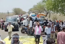 अशोकनगर में किसानों का फूटा गुस्सा: बिजली कटौती और खाद की किल्लत को लेकर तरावली चौराहे पर लगाया चक्काजाम, राहगीर परेशान