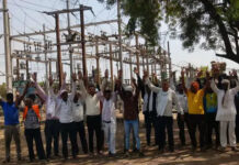 सीहोर में बिजली कटौती पर फूटा गुस्सा: 44 डिग्री गर्मी में रातभर बत्ती गुल, ग्रामीणों ने किया विद्युत सब स्टेशन का घेराव