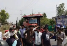 बमोरी: खाद के लिए सड़क पर उतरे किसान, सर्वर डाउन होने से भड़का आक्रोश
