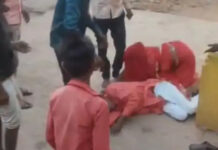 अंधविश्वास का खौफनाक चेहरा: अशोकनगर में जादू-टोने के शक में बुजुर्ग की बेरहमी से पिटाई; मंदिर परिसर में चले लात-घूंसे, वीडियो वायरल