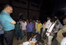 अशोकनगर: उपार्जन केंद्रों पर पहुंचे कलेक्टर साकेत मालवीय; वेयरहाउसों का औचक निरीक्षण कर परखीं व्यवस्थाएं