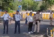 भोपाल: मानस भवन की 70 साल पुरानी बस्ती पर चला बुलडोजर; भारी पुलिस बल तैनात, कांग्रेस नेताओं का विरोध और सड़कों पर बैरिकेडिंग