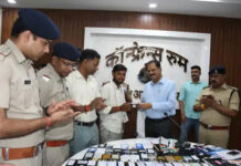अशोकनगर पुलिस की बड़ी कामयाबी: 120 नागरिकों के चेहरे पर लौटी मुस्कान; लौटाए 13 लाख से अधिक कीमत के गुमशुदा मोबाइल