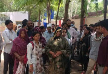 गुना: परीक्षा देकर लौट रहे भाई-बहन की मौत का मामला, न्याय के लिए SP दफ्तर पहुंचे बिलखते परिजन