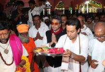 गुना: भैंसाना में 11 दिवसीय श्रीराम महायज्ञ शुरू; कलश यात्रा में उमड़े 25 हजार श्रद्धालु, आशुतोष राणा और दिग्विजय सिंह ने दी आहुति