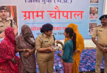 SP हितिका वासल की महिलाओं से अनोखी अपील: “पति बिना हेलमेट जाए तो बोल दो- आज रोटी नहीं दूंगी, शराब पीकर आए तो खाना मत दो”