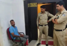 रतलाम कलेक्ट्रेट में युवक ने खुद पर डाला पेट्रोल, 6 साल से जमीन विवाद में सुनवाई न होने का आरोप