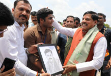 बुधनी में CM डॉ. मोहन यादव का भव्य स्वागत: नर्मदापुरम जाते समय रास्ते में उमड़ा जनसैलाब; 12वीं के छात्र विक्रांत ने गिफ्ट की हू-ब-हू पेंटिंग