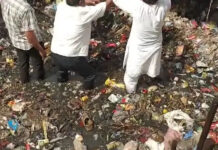 सीहोर: इछावर नगर परिषद के खिलाफ कांग्रेस का अनोखा प्रदर्शन, नाले में उतरकर की सफाई, परिषद दफ्तर पर फेंका कचरा