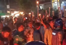 बांग्लादेश में भारी तनाव: ढाका की सड़कों पर मशालें लेकर उतरे हजारों हिंदू; भगवान राम की 81 फीट ऊंची प्रतिमा रोकने पर फूटा गुस्सा