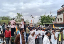 अशोकनगर में खाद संकट पर फूटा गुस्सा: किसानों ने राजमाता चौराहे पर ट्रैक्टर खड़े कर किया चक्काजाम, प्रशासन ने बांटे 2000 टोकन