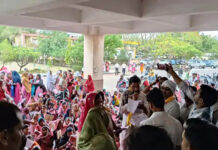 अशोकनगर: आंगनबाड़ी कार्यकर्ताओं का कलेक्ट्रेट पर बड़ा प्रदर्शन, तहसीलदार को सौंपा 13 सूत्रीय ज्ञापन; आंदोलन की चेतावनी
