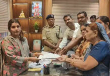 गुना: वंदना कॉन्वेंट के पास हुए जानलेवा हमले में नया मोड़, खौफजदा पीड़ित परिवार पहुंचा एसपी दफ्तर; आरोपियों पर सख्त कार्रवाई की मांग
