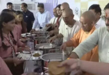 गोरखपुर में ‘अक्षय पात्र’ का शंखनाद: CM योगी ने किया अत्याधुनिक सेंट्रलाइज्ड किचन का उद्घाटन, अपने हाथों से बच्चों को परोसी खीर