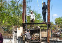 कलेक्टर कार्यालय के सामने ‘मौत से खिलवाड़’! बिना सुरक्षा उपकरणों के ट्रांसफार्मर पर चढ़े बिजली कर्मचारी, जिम्मेदार मौन